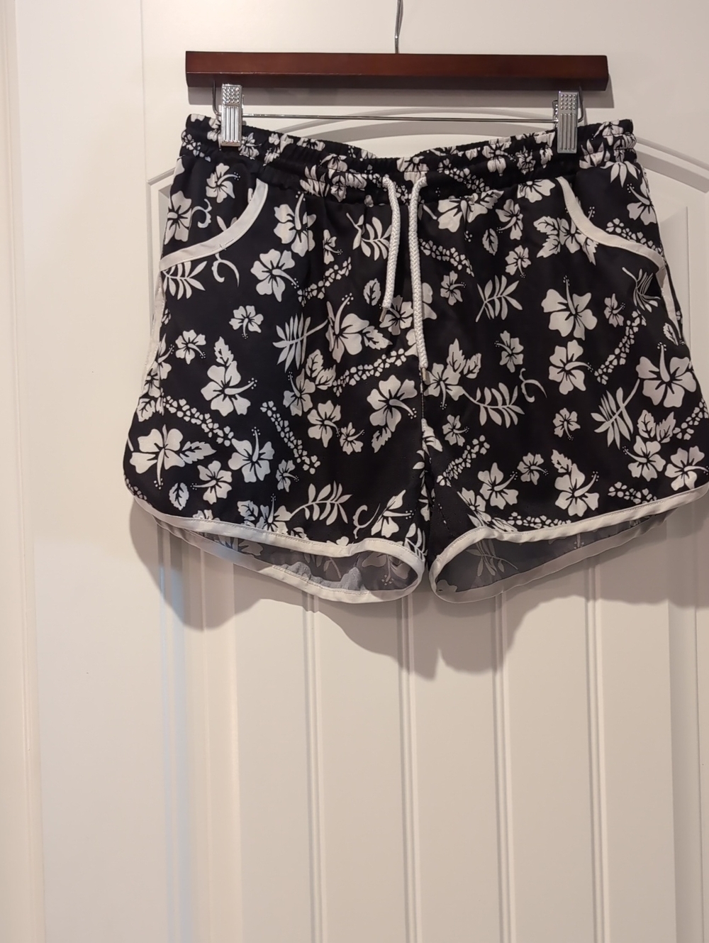 Source Unknown Black and White Floral Athletic Drawstring Shorts